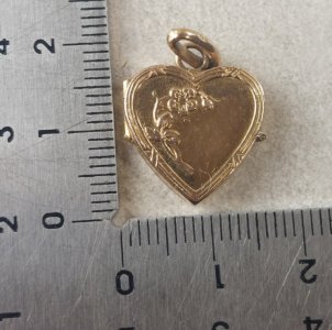 Ancien pendentif / médaillon porte photo, forme coeur, en plaqué or ^