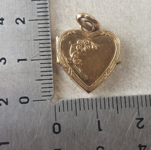 Ancien pendentif / médaillon porte photo, forme coeur, en plaqué or ^