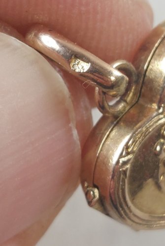 Ancien pendentif / médaillon porte photo, forme coeur, en plaqué or ^