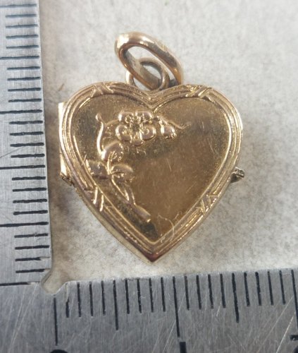 Ancien pendentif / médaillon porte photo, forme coeur, en plaqué or ^