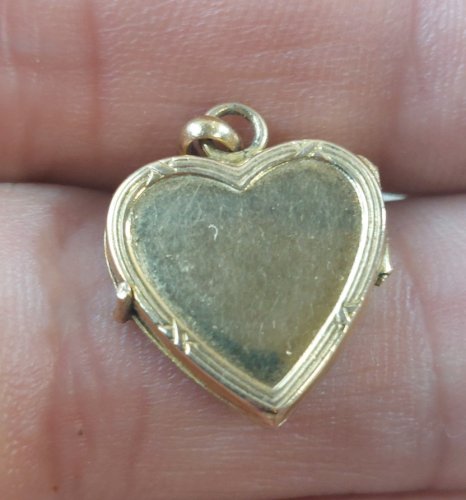 Ancien pendentif / médaillon porte photo, forme coeur, en plaqué or ^