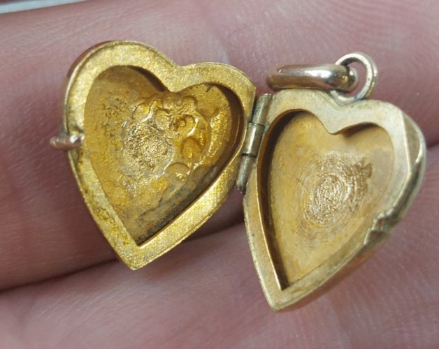 Ancien pendentif / médaillon porte photo, forme coeur, en plaqué or ^