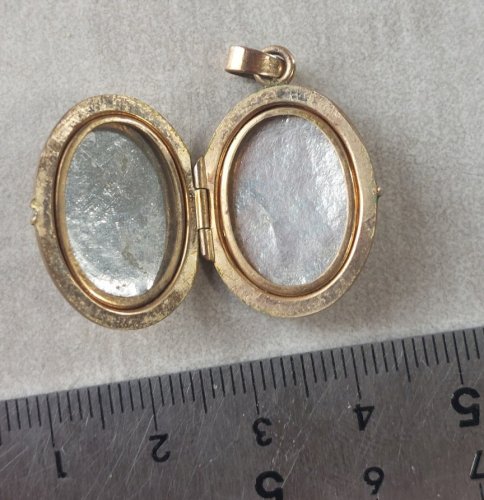 Ancien pendentif / médaillon porte photo, monogramme, en plaqué or