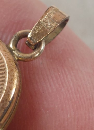 Ancien pendentif / médaillon porte photo, monogramme, en plaqué or