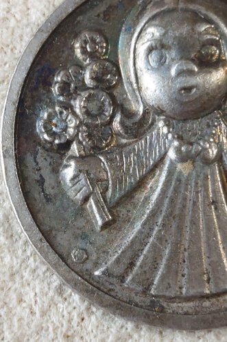 Ancien pendentif / médaillon religieux, décor Vierge Marie, en argent ^