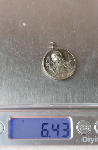 Ancien pendentif / médaillon religieux, décor Vierge Marie, en argent ^