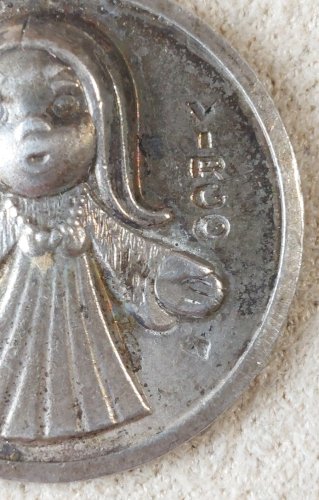 Ancien pendentif / médaillon religieux, décor Vierge Marie, en argent ^