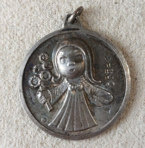 Ancien pendentif / médaillon religieux, décor Vierge Marie, en argent ^