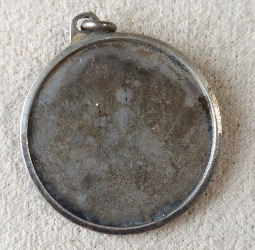 Ancien pendentif / médaillon religieux, décor Vierge Marie, en argent ^