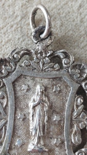 Ancien pendentif / médaillon religieux, Notre Dame de Lourdes, en métal argenté ^