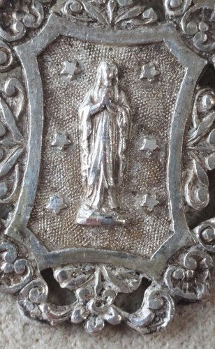 Ancien pendentif / médaillon religieux, Notre Dame de Lourdes, en métal argenté ^