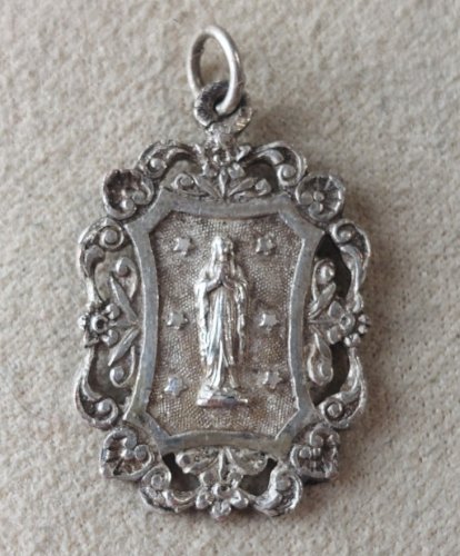 Ancien pendentif / médaillon religieux, Notre Dame de Lourdes, en métal argenté ^