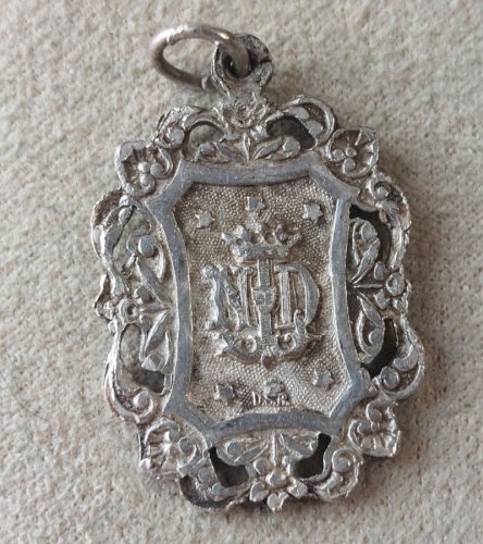 Ancien pendentif / médaillon religieux, Notre Dame de Lourdes, en métal argenté ^