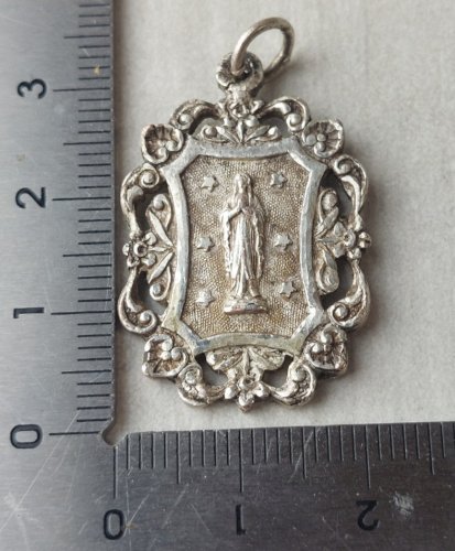 Ancien pendentif / médaillon religieux, Notre Dame de Lourdes, en métal argenté ^