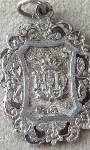 Ancien pendentif / médaillon religieux, Notre Dame de Lourdes, en métal argenté ^