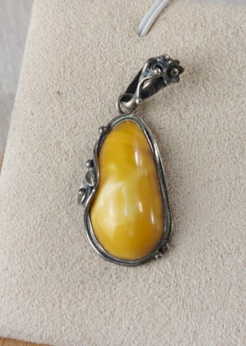 Ancien pendentif, pierre ambre laiteux, en argent, Worth & Douglas, vintage