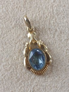 Ancien pendentif, pierre bleue, en plaqué or, vintage