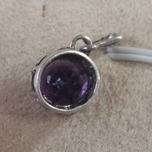 Ancien pendentif, pierre mauve, en métal argenté ^