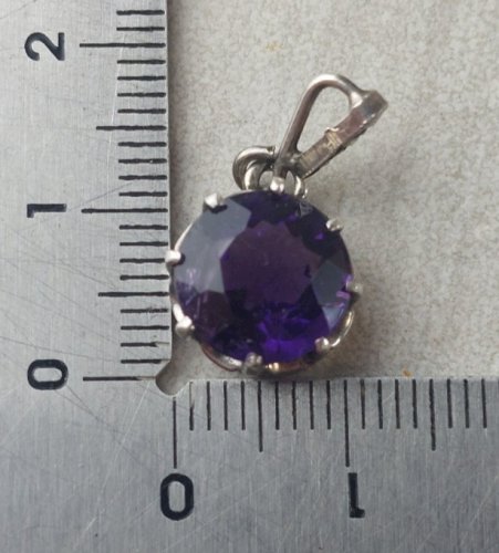 Ancien pendentif, pierre mauve, en métal argenté ^