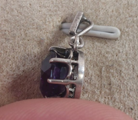 Ancien pendentif, pierre mauve, en métal argenté ^