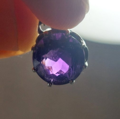 Ancien pendentif, pierre mauve, en métal argenté ^
