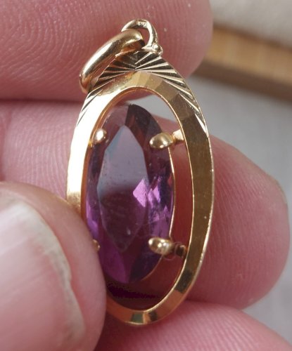 Ancien pendentif, pierre mauve, en plaqué or, vintage