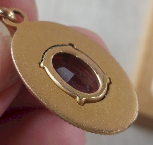 Ancien pendentif, pierre mauve, en plaqué or, vintage