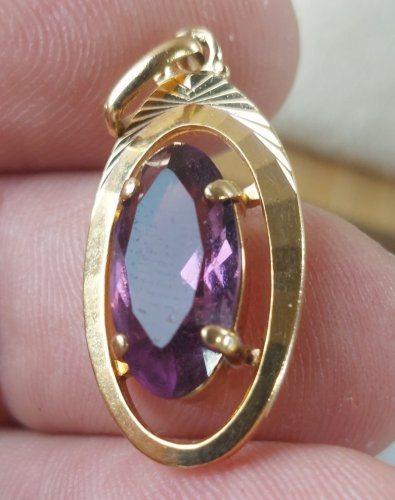 Ancien pendentif, pierre mauve, en plaqué or, vintage