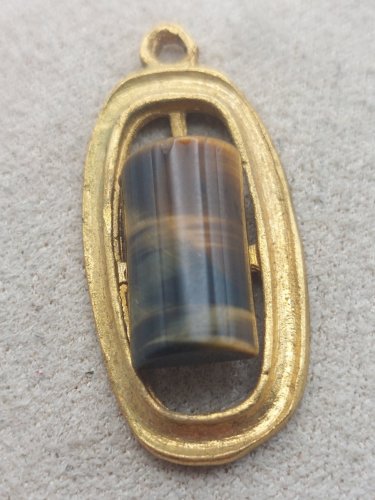 Ancien pendentif, pierre oeil de tigre, en métal doré