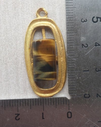 Ancien pendentif, pierre oeil de tigre, en métal doré