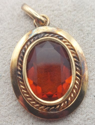 Ancien pendentif, pierre orange, en métal doré