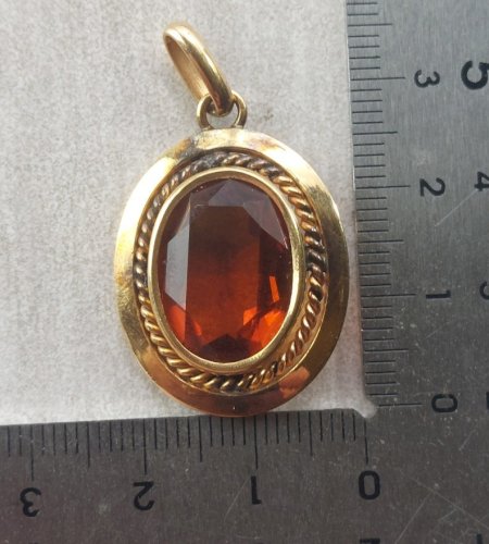 Ancien pendentif, pierre orange, en métal doré