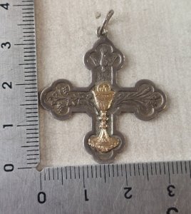 Ancien pendentif religieux / médaillon, décor calice, communion, en argent