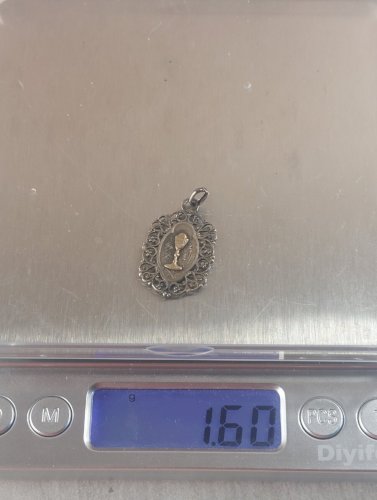 Ancien pendentif religieux / médaillon, décor calice, communion, en argent