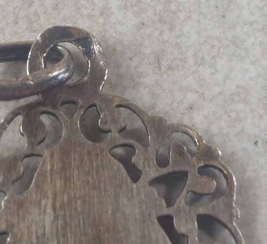 Ancien pendentif religieux / médaillon, décor calice, communion, en argent