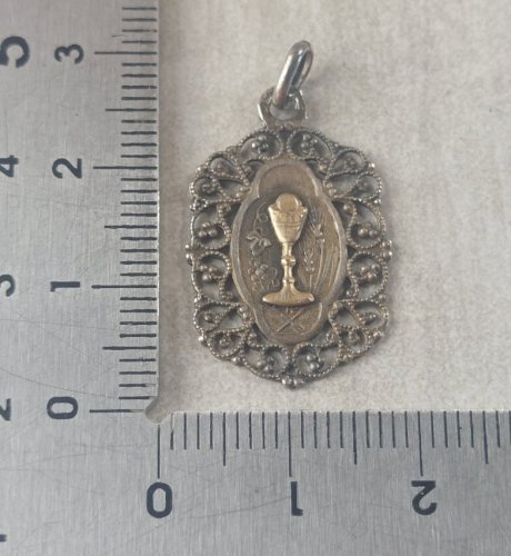 Ancien pendentif religieux / médaillon, décor calice, communion, en argent