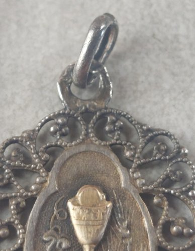 Ancien pendentif religieux / médaillon, décor calice, communion, en argent