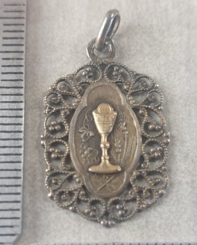 Ancien pendentif religieux / médaillon, décor calice, communion, en argent