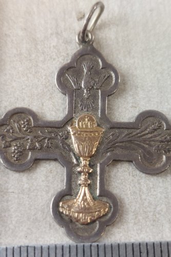 Ancien pendentif religieux / médaillon, décor calice, communion, en argent