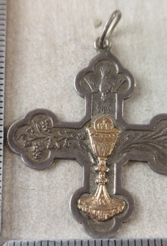 Ancien pendentif religieux / médaillon, décor calice, communion, en argent
