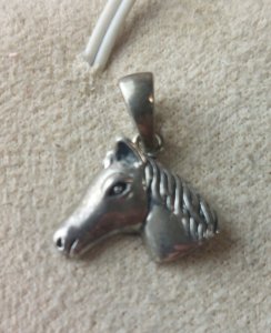 Ancien pendentif, tête de cheval, en argent massif ^