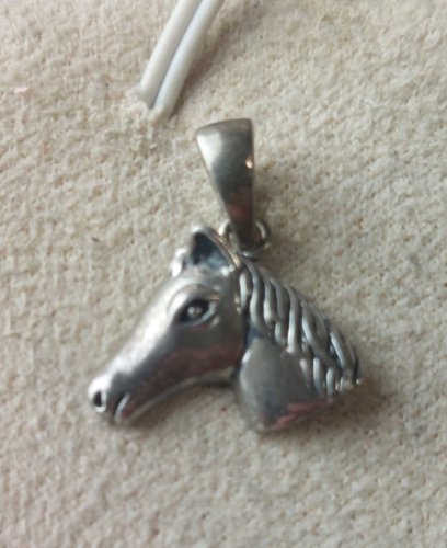 Ancien pendentif, tête de cheval, en argent massif ^