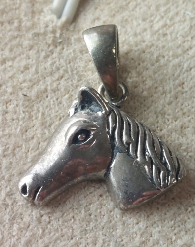Ancien pendentif, tête de cheval, en argent massif ^