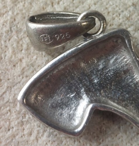 Ancien pendentif, tête de cheval, en argent massif ^