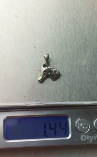 Ancien pendentif, tête de cheval, en argent massif ^