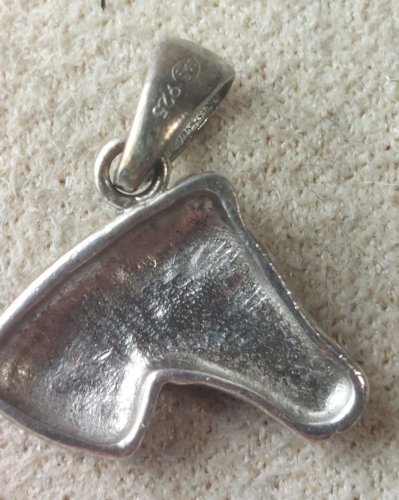 Ancien pendentif, tête de cheval, en argent massif ^