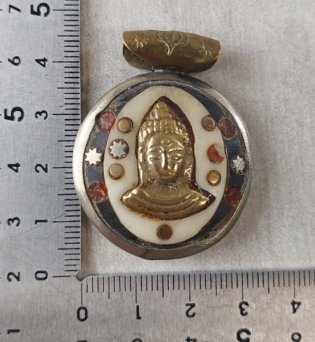 Ancien pendentif tibétain double face, décor Bouddha + Yin et Yang ^