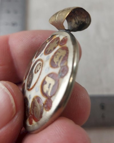 Ancien pendentif tibétain double face, décor Bouddha + Yin et Yang ^