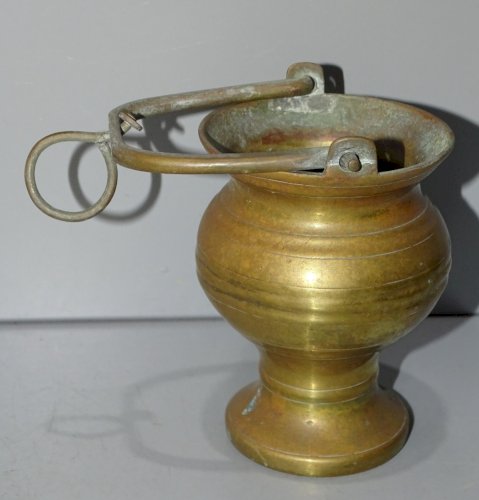 -ANCIEN PETIT BENITIER BRONZE ou LAITON SEAU A EAU BENITE COLLECTION RELIGION D