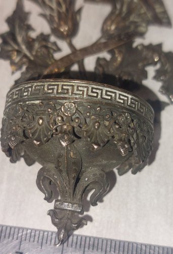 Ancien petit bénitier en métal argenté, décor Jeanne dArc et chardon ^